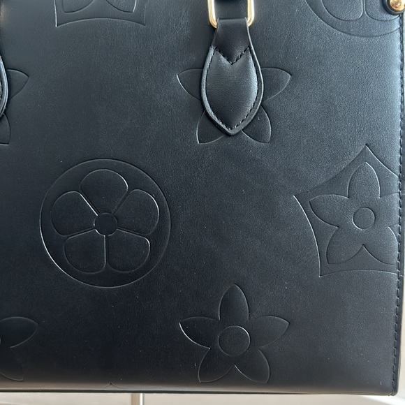 Black purse with flower print - Picture 2 of 6